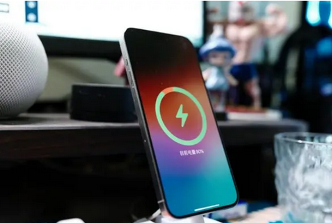 南乐苹果15换屏服务分享用什么充电器给iPhone15充电更好 